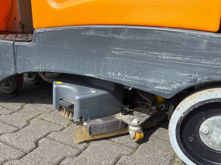 Taski Swingo 2100 Opzit Schrob-/Zuigmachine – Volledig Gereviseerd